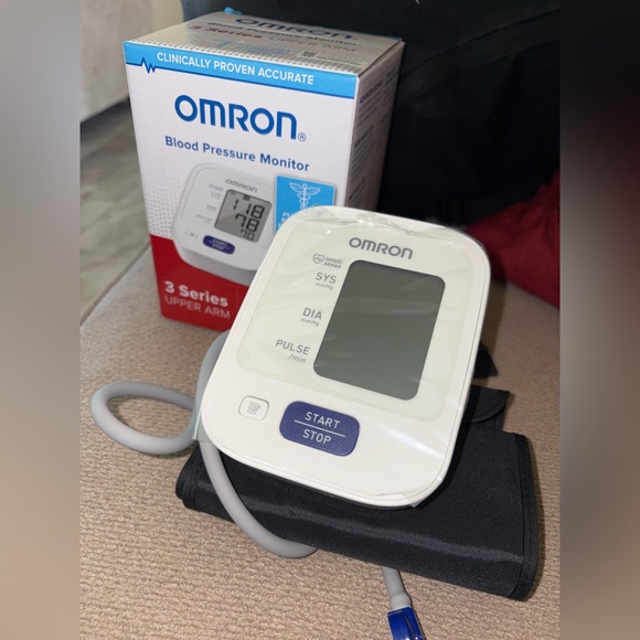 Omron Blood Pressure Monitor - Picture 1 of 4